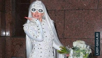 Певица покрасовалась перед журналистами в новом наряде Певица покрасовалась перед журналистами в новом наряде