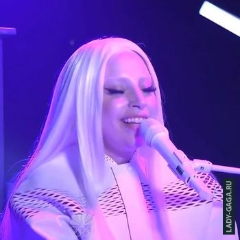 Леди Гага исполнила песню сидя за роялем на Tonight Show Леди Гага исполнила песню сидя за роялем на Tonight Show