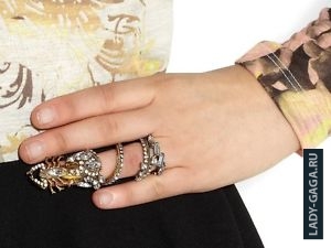 Erickson Beamon и драгоценности от Лоррейн Шварц – это любимые украшения Леди Гаги Erickson Beamon и драгоценности от Лоррейн Шварц – это любимые украшения Леди Гаги